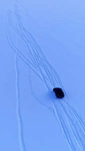 汽车在雪地上行驶天际线视频