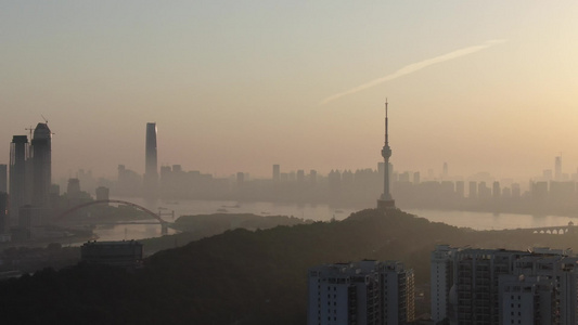 武汉城市清晨迷雾竖屏航拍视频