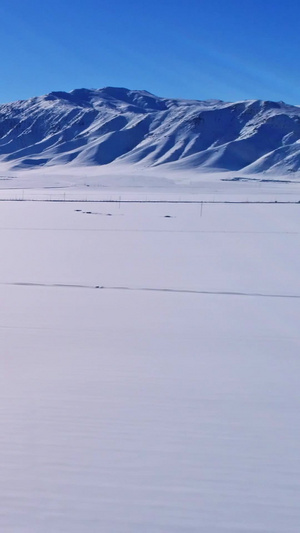 大雪中的天山山脉和山脚下公路雪地公路33秒视频