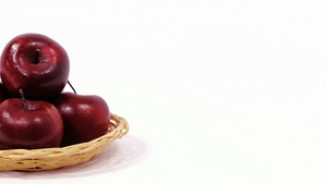 在白色背景中隔绝的维杰篮子中的成熟红苹果堆积10秒视频