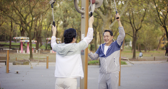8K公园锻炼身体的老年夫妇视频