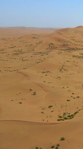 航拍车辆行驶在沙漠视频