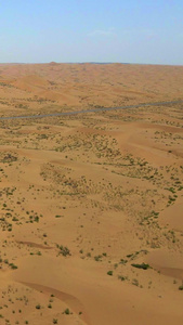 航拍车辆行驶在沙漠视频