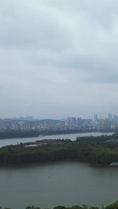 航拍暴雨来临前的城市乌云密布天空湖景绿道风景素材林荫道视频