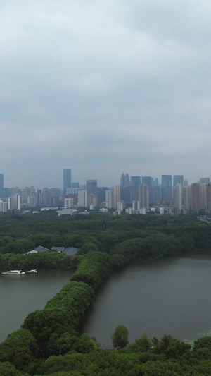 航拍暴雨来临前的城市乌云密布天空湖景绿道风景素材林荫道素材47秒视频