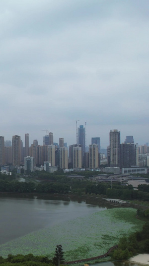 航拍暴雨来临前的城市乌云密布天空湖景绿道风景素材城市素材47秒视频