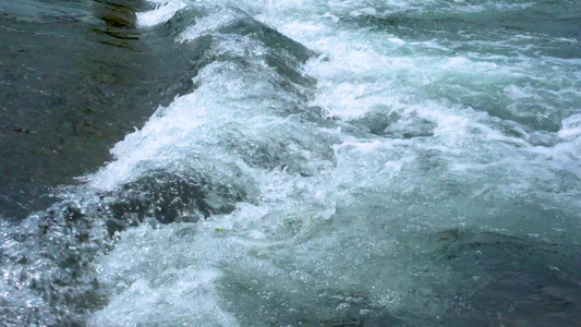 实拍杭州西湖湍急湖面水流浪花江面高清激流4K空境视频