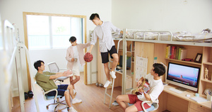 男生宿舍男生在玩篮球打闹19秒视频