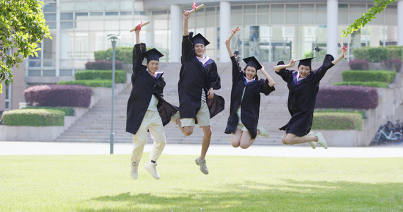 8K身穿学士服拍摄毕业照的男女青年[大学本科]视频