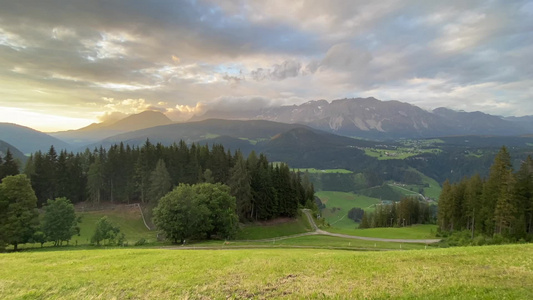 沙丘山和夏季山谷的景象 从almwelt Austria度假村视频