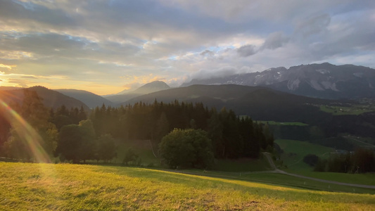 沙丘山和夏季山谷的景象 从almwelt Austria度假村视频