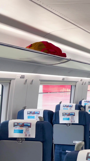 实拍高铁车厢乘务人员服务旅客15秒视频