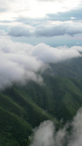 云雾缭绕的山脉自然风光航拍视频