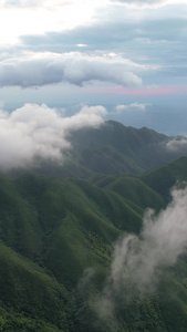 云雾缭绕的山脉自然风光航拍视频