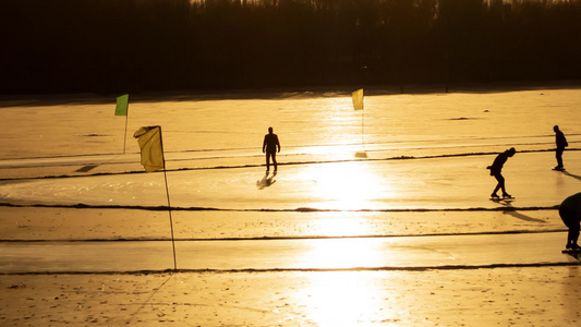 北方东北沈阳浑河冬季冰河日落时分滑冰的人们（合集）视频