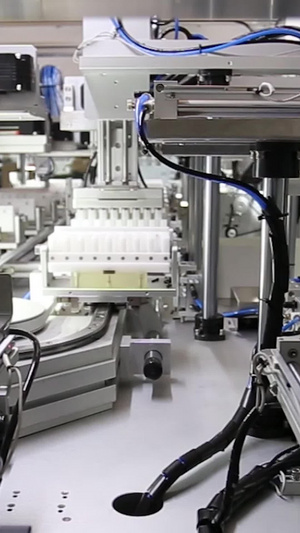 实拍试剂自动化生产检测线机器人18秒视频