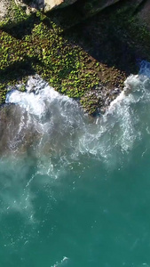 惠州海龟湾海浪礁石航拍自然风光视频