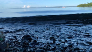 低角度海水冲击沙滩慢镜头视频40秒视频