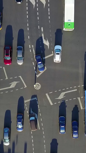 俯拍城市十字路口行人车流晚高峰72秒视频