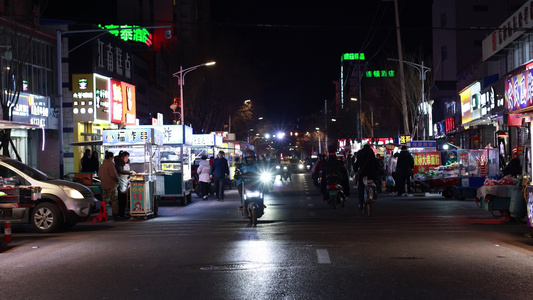 城市的夜晚街道生活气息小吃街视频