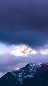 冬季延时云南迪庆梅里雪山清晨日照金山素材风景区视频