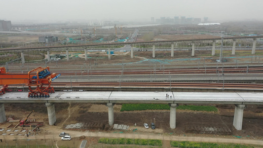 航拍郑济高铁河南郑州市区段架桥机高架桥梁架设施工视频