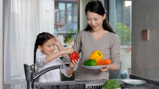 母女做家务洗菜视频