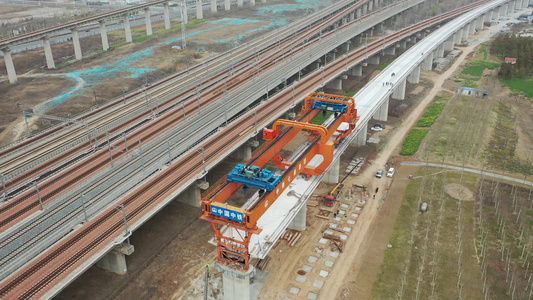 航拍郑济高铁河南郑州市区段架桥机高架桥梁架设施工视频