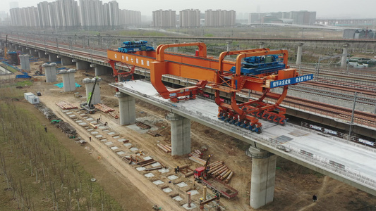航拍郑济高铁河南郑州市区段架桥机高架桥梁架设施工视频
