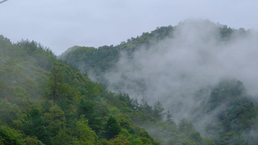 初秋雨中山脉云雾缭绕的绝美自然风光视频