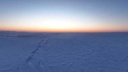 草原冬季雪景雪原暮色落日余晖视频