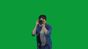 4K绿幕男性摄影师拍照20秒视频