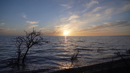 4K实拍夕阳红青海湖视频