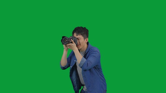 4K绿幕男青年用相机拍照视频