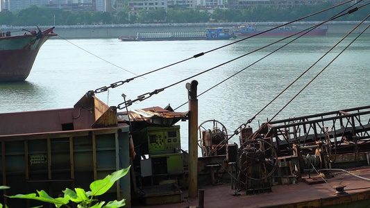城市江水中的旧货轮[二手货]视频