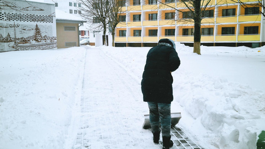 寒冬清晨清理人行道路冰雪积雪视频