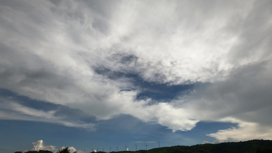 蓝天空和多云背景的风力涡轮机视频