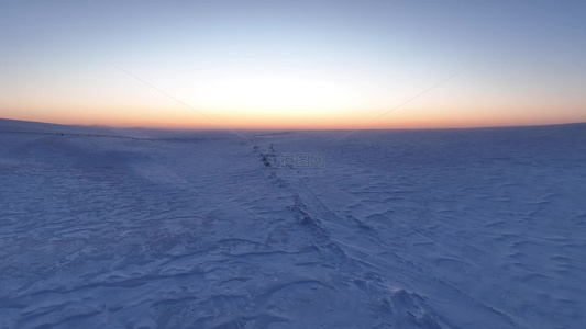 草原冬季雪景雪原暮色落日余晖视频