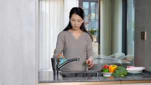 年轻女性做家务洗碗11秒视频