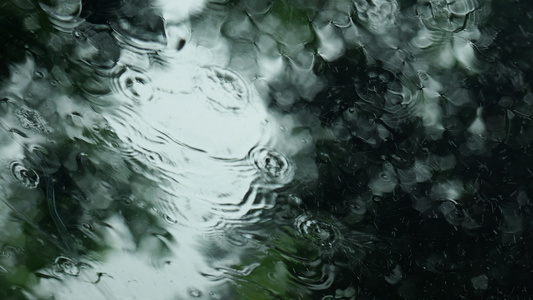 车窗雨水美景视频