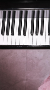 弹钢琴手部俯拍素质教育视频