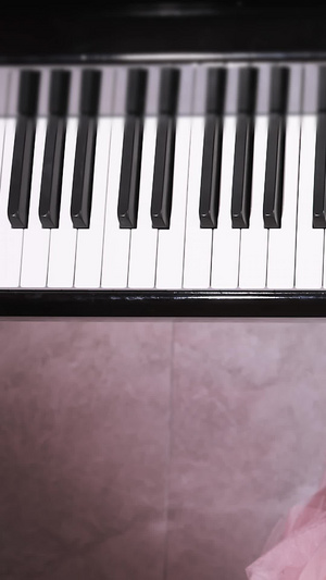 弹钢琴手部俯拍素质教育14秒视频