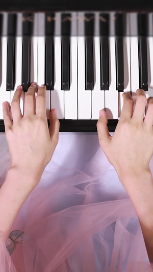 弹钢琴手部俯拍黑白琴键14秒视频