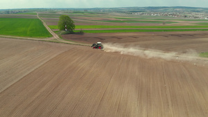 农业拖拉机在农田中工作和耕种田地31秒视频