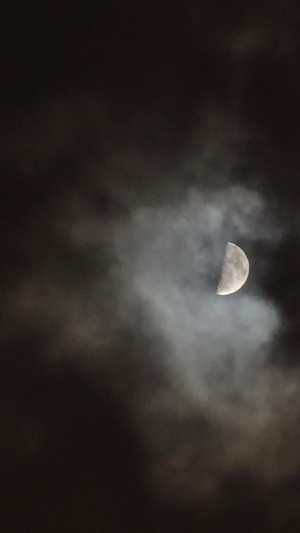 乌云与月亮空镜天空空镜27秒视频