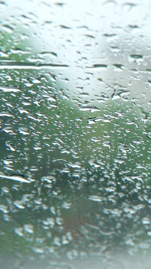 梅雨季下雨天车玻璃上的水珠车窗上的水珠65秒视频