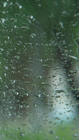 梅雨季下雨天车玻璃上的水珠车窗上的水珠65秒视频