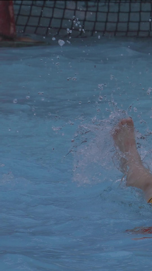 慢镜头升格拍摄素材夏天儿童乐园游泳池戏水欢乐冲浪的儿童背影慢动作35秒视频
