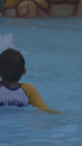 慢镜头升格拍摄素材夏天儿童乐园游泳池戏水欢乐冲浪的儿童背影亲子素材视频