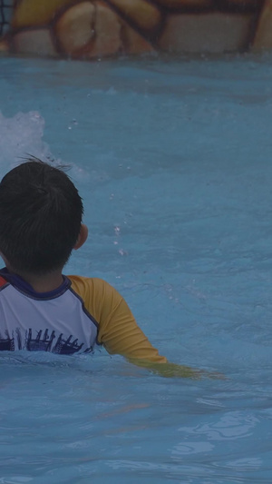 慢镜头升格拍摄素材夏天儿童乐园游泳池戏水欢乐冲浪的儿童背影亲子素材35秒视频